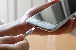 کابل را با احتیاط از گوشی جدا کنید